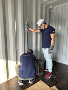 Lắp thanh chống phình cho container